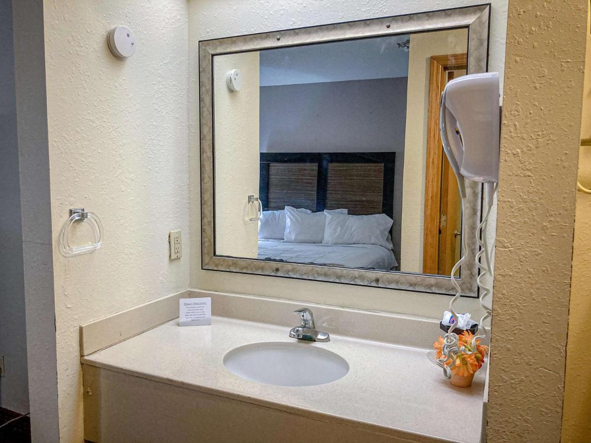 Motel 6 Elkhart, In Екстер'єр фото